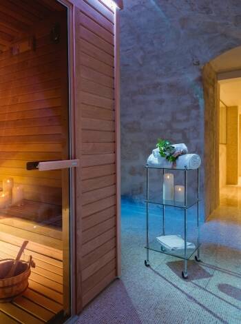 Entspannen Sie im hoteleigenen Spa-Bereich und genießen Sie Momente der Ruhe und des Wohlbefindens.