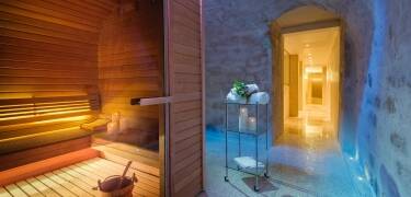 Entspannen Sie im hoteleigenen Spa-Bereich und genießen Sie Momente der Ruhe und des Wohlbefindens.