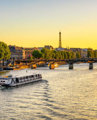 På grund af hotellets centrale placering kan du nemt opleve Paris’ største seværdigheder, som Louvre, Tuileries-parken, Notre-Dame og Seinen.