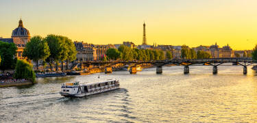 Tack vare hotellets centrala läge är det enkelt att upptäcka Paris sevärdheter, som Louvren, Tuilerierna, Notre-Dame och Seine.