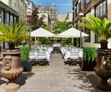 Hotellets fredelige gårdhave og have skiller sig ud fra de fleste hoteller i Paris – her får du et grønt og roligt frirum midt i byen.