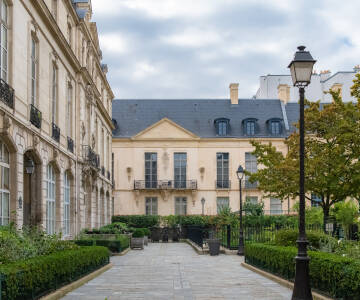 Les Jardins du Marais ligger i et hyggeligt kvarter, kendt for sin historiske arkitektur.