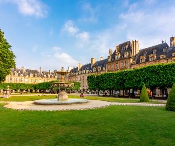 Place des Vosges ligger kun et kort gåtur væk – perfekt til en spadseretur, en pause eller bare for at nyde omgivelserne.