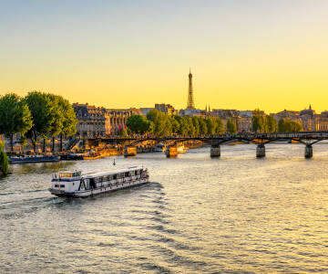 På grund af hotellets centrale placering kan du nemt opleve Paris’ største seværdigheder, som Louvre, Tuileries-parken, Notre-Dame og Seinen.