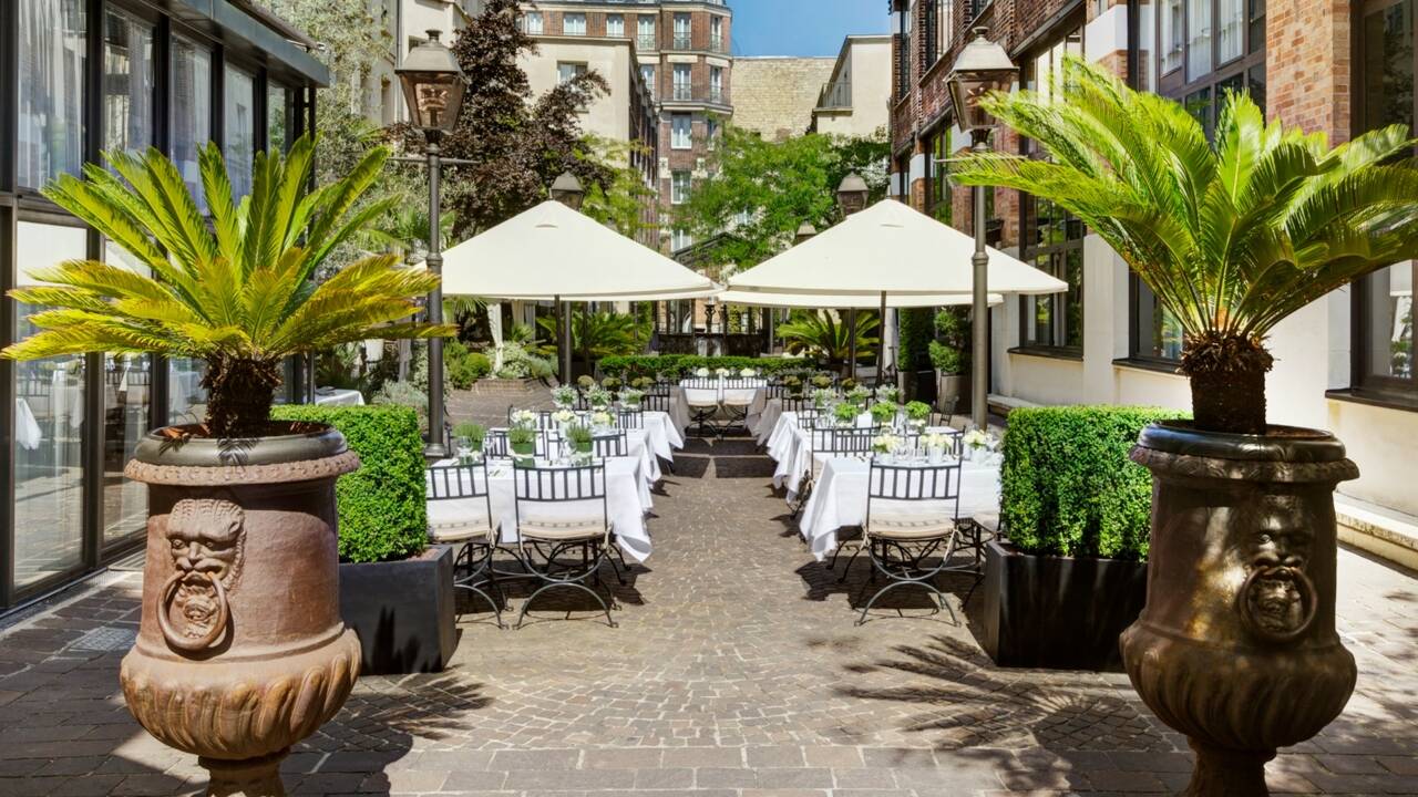Hotellets fredelige gårdhave og have skiller sig ud fra de fleste hoteller i Paris – her får du et grønt og roligt frirum midt i byen.