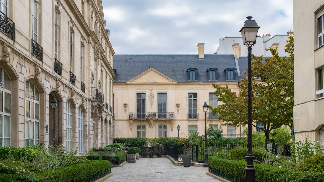 Les Jardins du Marais ligger i et hyggeligt kvarter, kendt for sin historiske arkitektur.