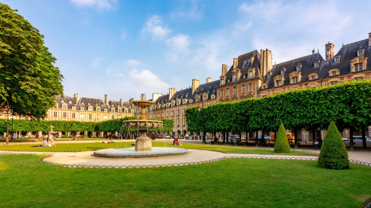 Place des Vosges ligger kun et kort gåtur væk – perfekt til en spadseretur, en pause eller bare for at nyde omgivelserne.