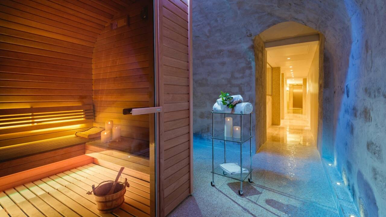 Slapp av i hotellets spaområde og nyt et øyeblikk med ro og komfort.