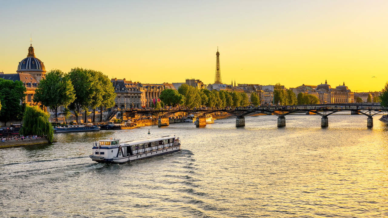 Due to the hotel's central location, you can easily discover Paris’s highlights, including the Louvre, Tuileries Park, Notre-Dame, and the Seine.