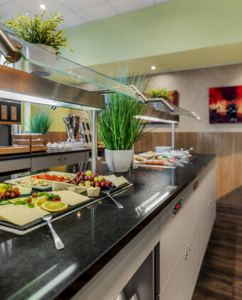 Start dagen med en lekker og omfattende frokostbuffet, med alt som hører til.
