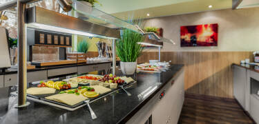 Beginnen Sie den Tag mit einem köstlichen und reichhaltigen Frühstücksbuffet - mit allem, was dazu gehört.