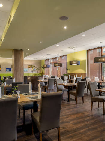 Om aftenen bydes I velkommen i hotellets moderne restaurant, hvor I kan spise middag i en rar atmosfære.