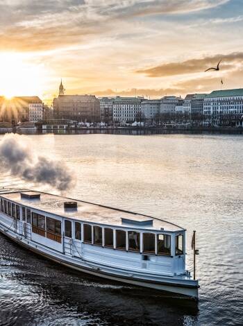 Unternehmen Sie eine Bootsfahrt auf der Alster und erleben Sie Hamburg mal anders.