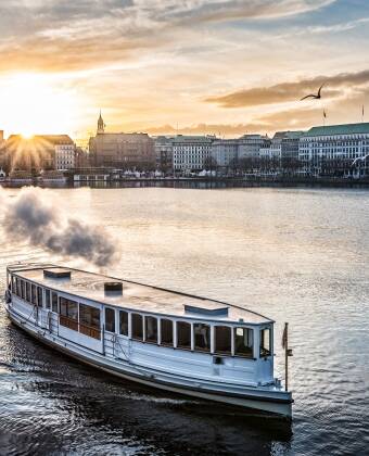 Take a boat trip on the Alster and discover Hamburg from a new angle