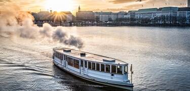Unternehmen Sie eine Bootsfahrt auf der Alster und erleben Sie Hamburg mal anders.