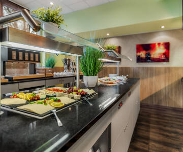 Beginnen Sie den Tag mit einem köstlichen und reichhaltigen Frühstücksbuffet - mit allem, was dazu gehört.