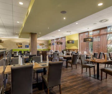 Om aftenen bydes I velkommen i hotellets moderne restaurant, hvor I kan spise middag i en rar atmosfære.