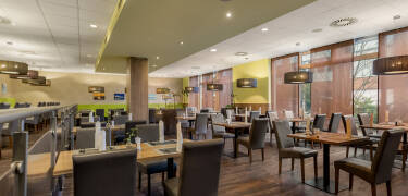 Om kvelden ønskes dere velkommen til hotellets moderne restaurant, hvor dere kan spise middag i en stemningsfull atmosfære.