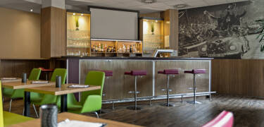 På hotellet kan I slutte dagen med en drink i baren.