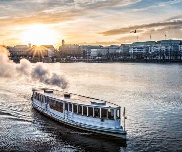 Unternehmen Sie eine Bootsfahrt auf der Alster und erleben Sie Hamburg mal anders.