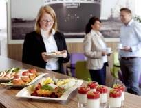 Beginnen Sie den Tag mit einem köstlichen und reichhaltigen Frühstücksbuffet - mit allem, was dazu gehört.