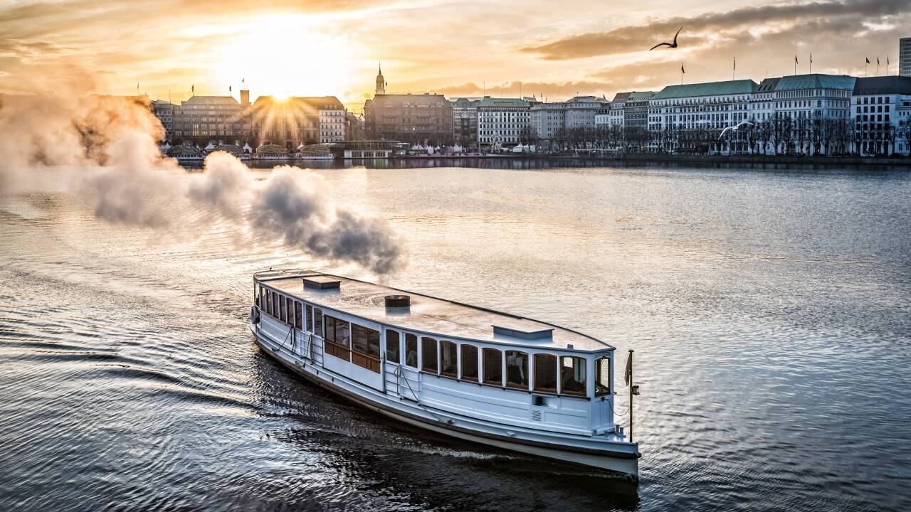 Åk på båttur på Alster och upplev Hamburg från en annan sida.