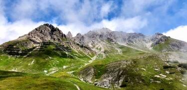 Wide-open mountain landscapes and well-marked paths make the area ideal for relaxed hikes and scenic day tours.