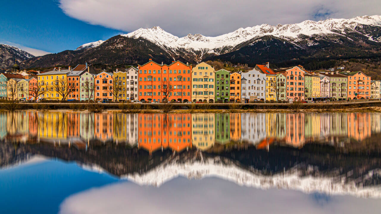 En kort kjøretur bringer gjestene til Innsbrucks historiske sjarm og livlige kultur.