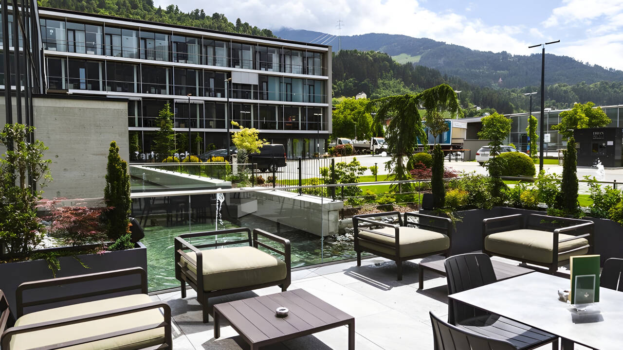 Genießen Sie den Panoramablick auf die Alpen von der Sonnenterrasse des Hotels aus, einem perfekten Ort zum Entspannen.