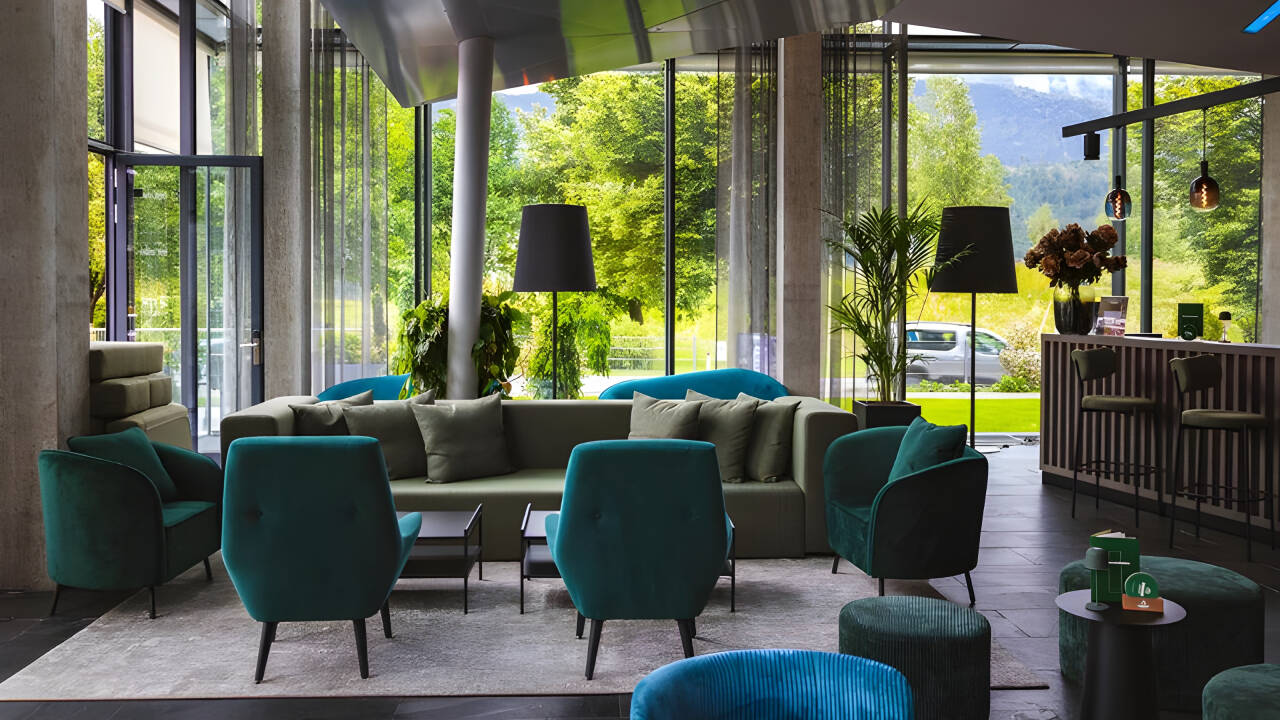 Den moderne lobbybaren er et avslappet sted å nyte en drink og slappe av.