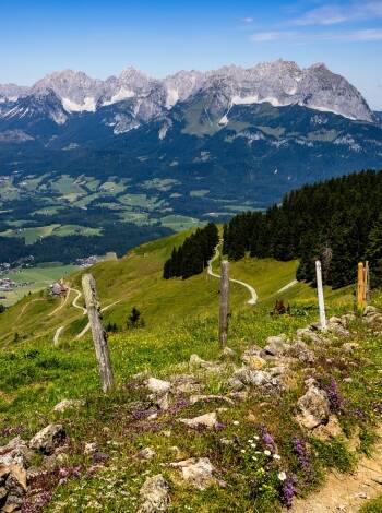 Wanderer und Radfahrer erwarten malerische Alpenwege.