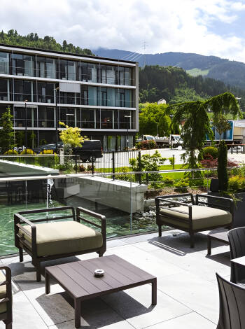 Genießen Sie den Panoramablick auf die Alpen von der Sonnenterrasse des Hotels aus, einem perfekten Ort zum Entspannen.