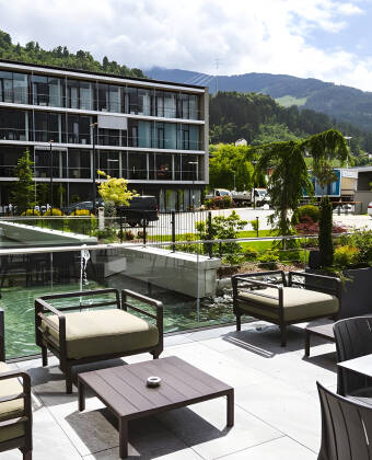 Genießen Sie den Panoramablick auf die Alpen von der Sonnenterrasse des Hotels aus, einem perfekten Ort zum Entspannen.