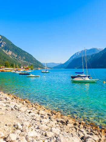 Der Achensee bietet klares Wasser, Berge und ganzjährige Aktivitäten.