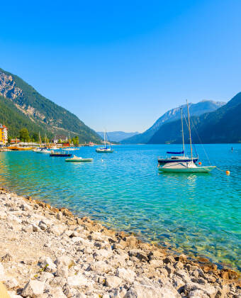 Achensee byr på klart vann, fjell og aktiviteter året rundt.
