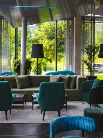Die moderne Lobbybar ist ein entspannter Ort, um einen Drink zu genießen und sich zu entspannen.