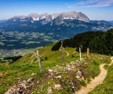 Wanderer und Radfahrer erwarten malerische Alpenwege.