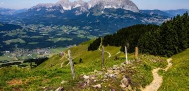 Wanderer und Radfahrer erwarten malerische Alpenwege.