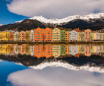 Eine kurze Autofahrt bringt die Gäste zum historischen Charme und zur lebendigen Kultur Innsbrucks.
