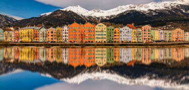 En kort bilresa tar gästerna till Innsbrucks historiska charm och livliga kultur.