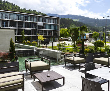 Genießen Sie den Panoramablick auf die Alpen von der Sonnenterrasse des Hotels aus, einem perfekten Ort zum Entspannen.