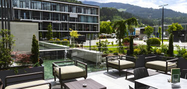 Njut av panoramautsikten över Alperna från hotellets solterrass, en perfekt plats att koppla av på.