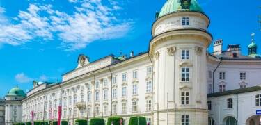 Hofburg i Innsbruck viser det kejserlige liv og arkitektur.