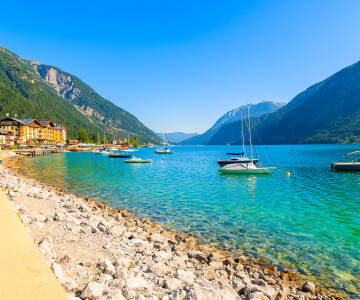 Der Achensee bietet klares Wasser, Berge und ganzjährige Aktivitäten.