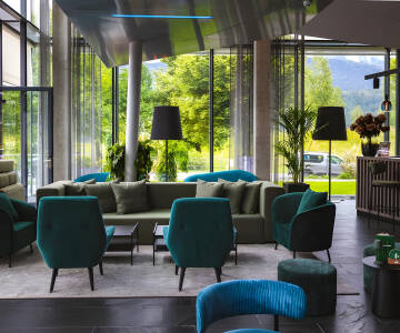 Den moderne lobbybar er et afslappet sted at nyde en drink og slappe af.