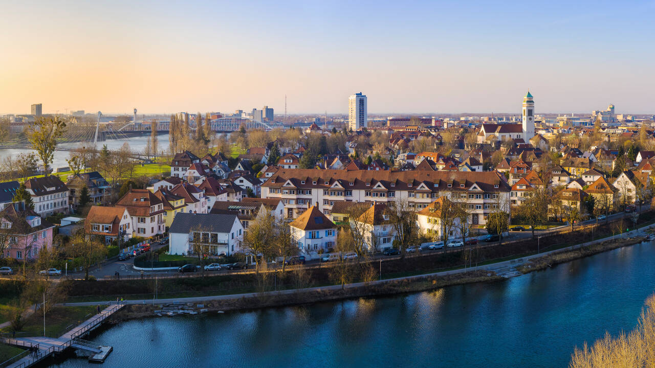 Besuchen Sie Kehl am Rhein und genießen Sie den Blick auf die Skyline von Straßburg in der Ferne.
