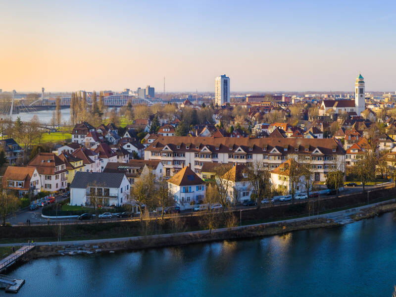 Besøg Kehl ved Rhinen og nyd udsigten til Strasbourgs skyline i det fjerne.