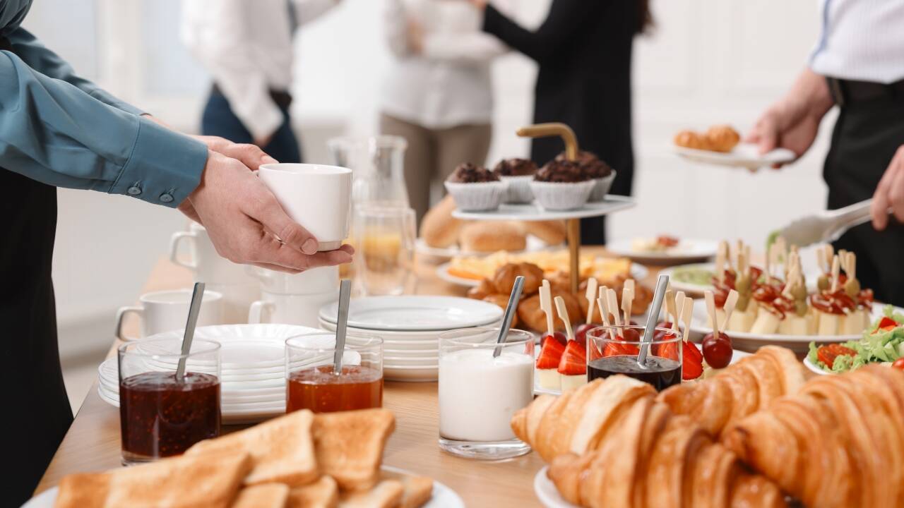 Start dagen med morgenmad lavet af lokale, miljøvenlige og ofte økologiske produkter – herunder friskbagte brød, frugt og kaffe fra Coffee Fellows.