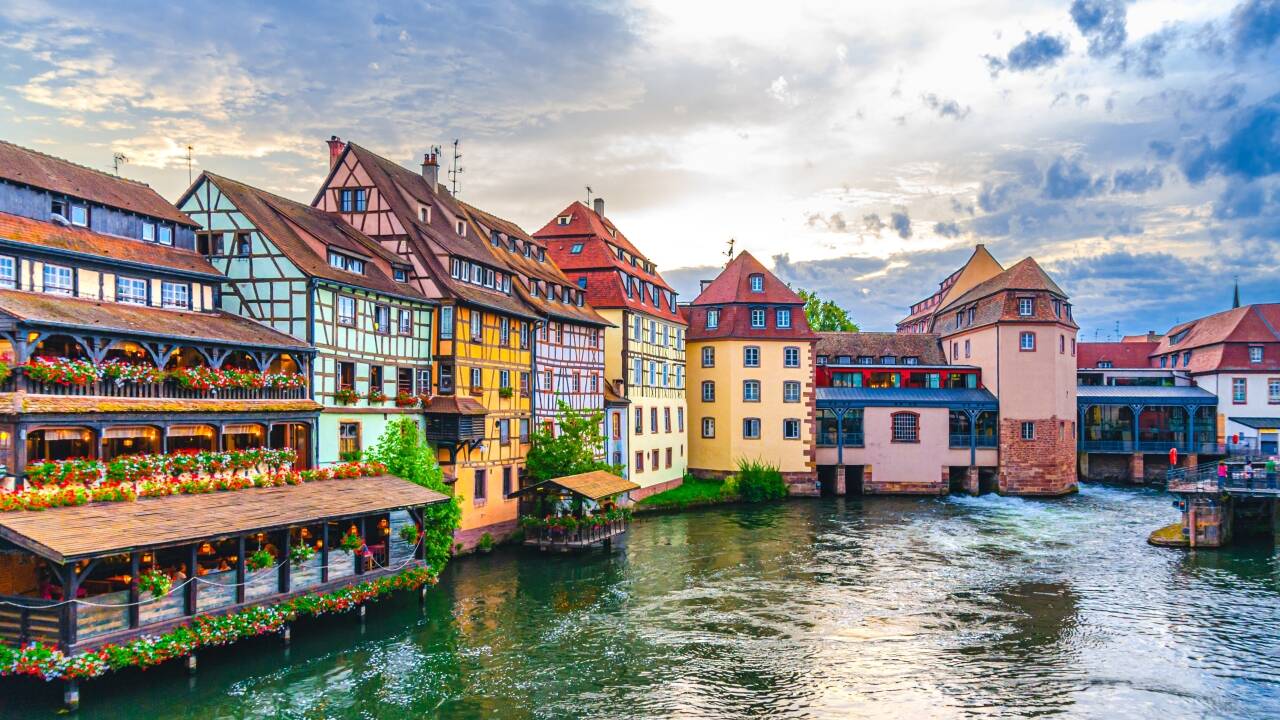In nur kurzer Zeit erreichen Sie Straßburgs Altstadt, bekannt für ihre Kanäle, farbenfrohen Fachwerkhäuser und das lebendige Flair.
