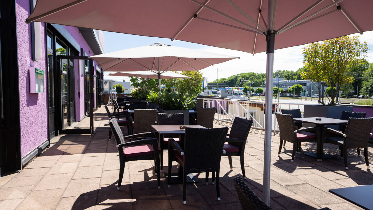 Koppla av på hotellets rymliga terrass – perfekt för att njuta av något gott att äta eller dricka utomhus.